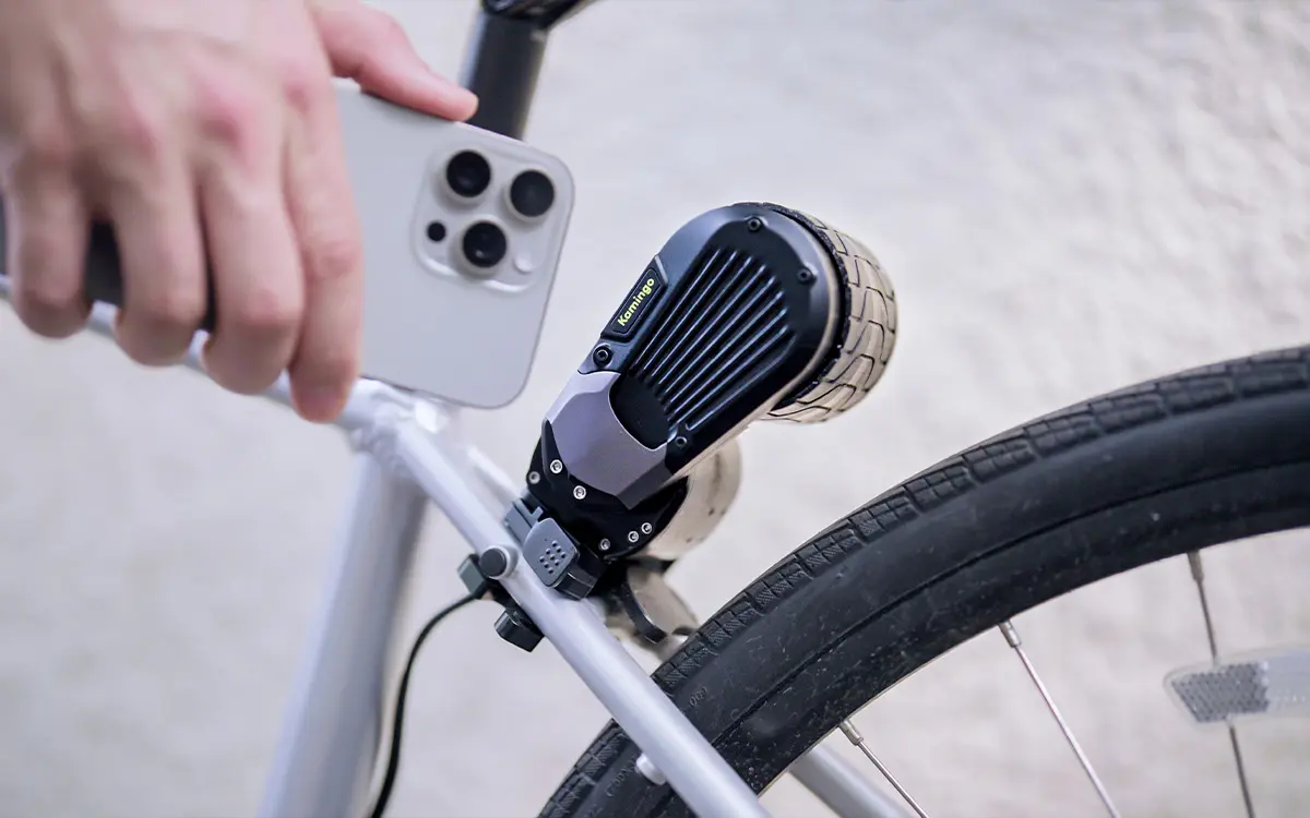 Conversor Kamingo encaixado no quadro da bicicleta com app no celular